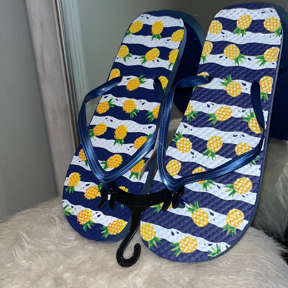NWT new pineapple flip flops size women’s 9/10 large